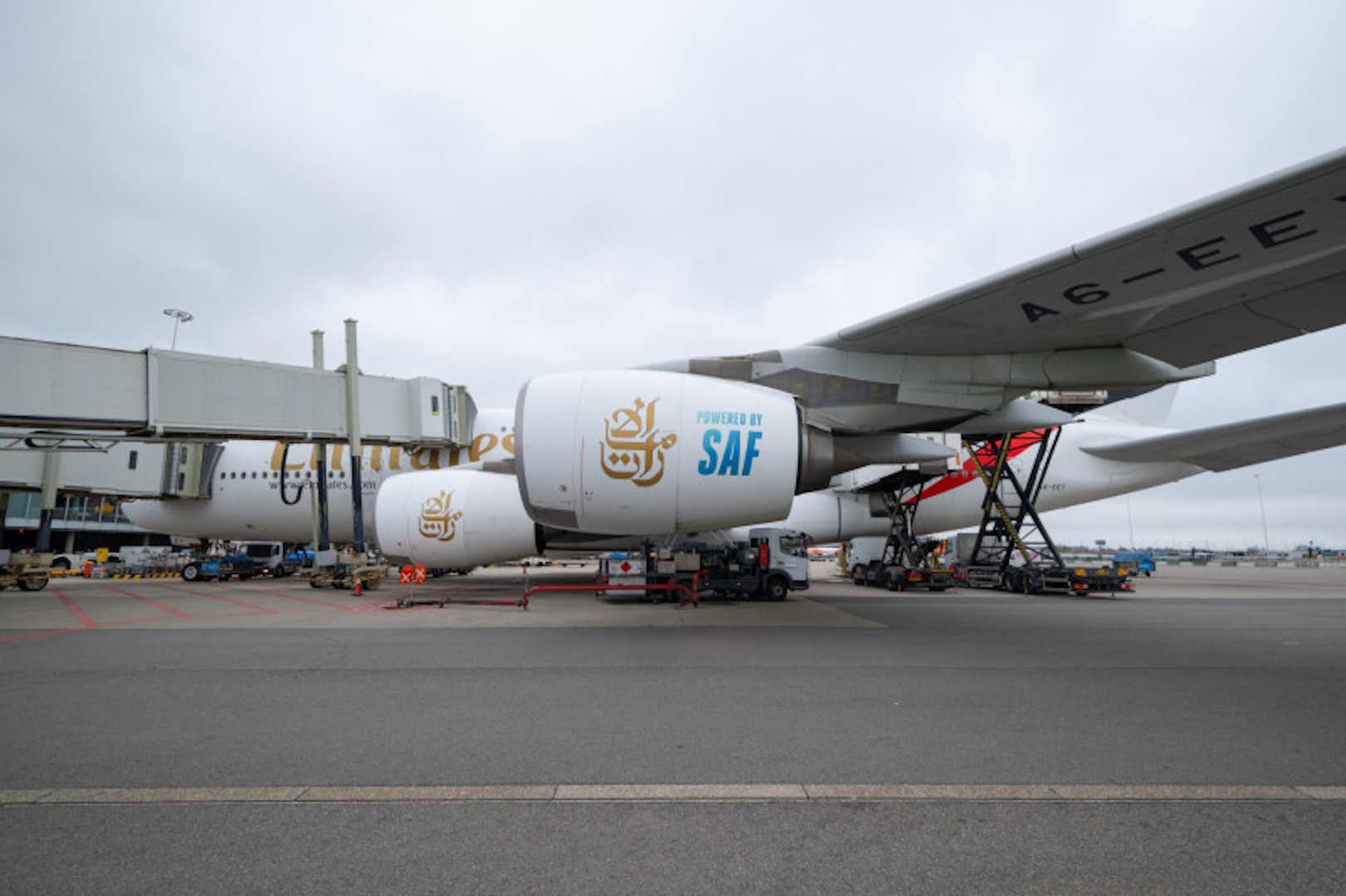 طيران الإمارات تبدأ باستخدام وقود مستدام لرحلاتها من أمستردام